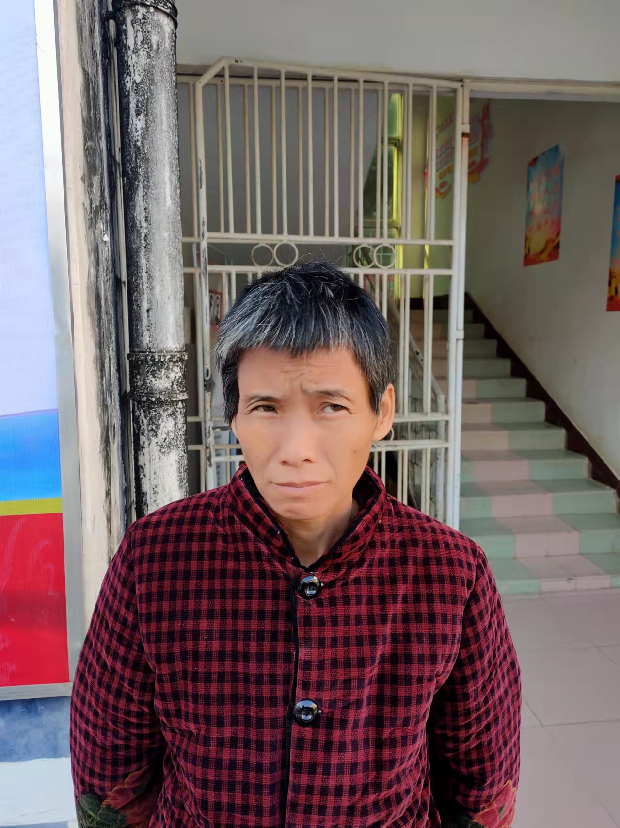 走失者照片 百色寻亲：六旬老太被救助，穿暗红色...