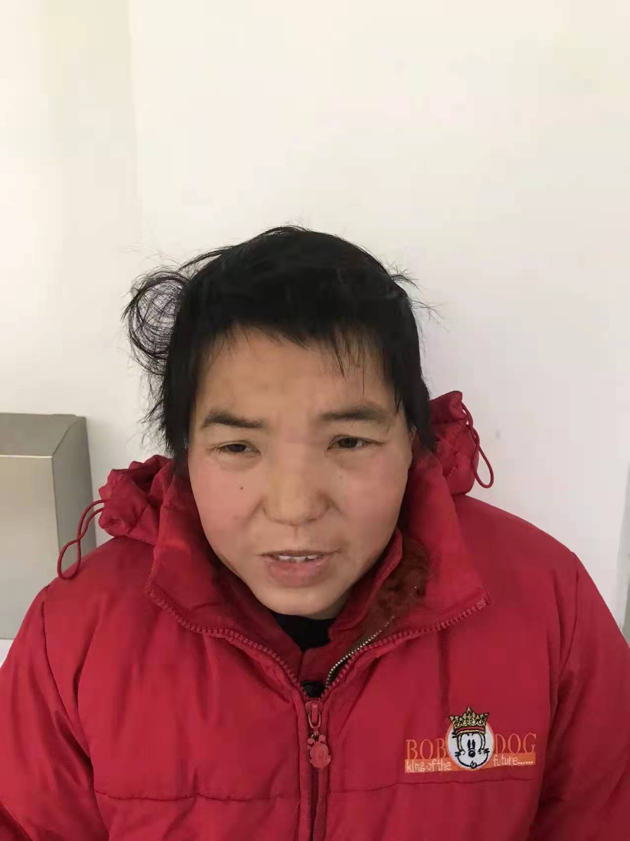 走失者照片 汉中寻亲：青年女子被救助，穿红色棉...