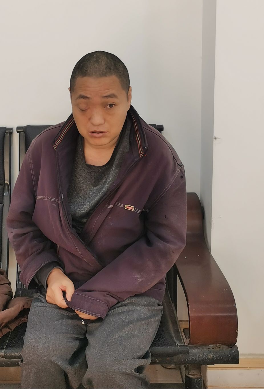 走失者照片 贵港寻亲：五旬男子被救助，穿暗紫色...