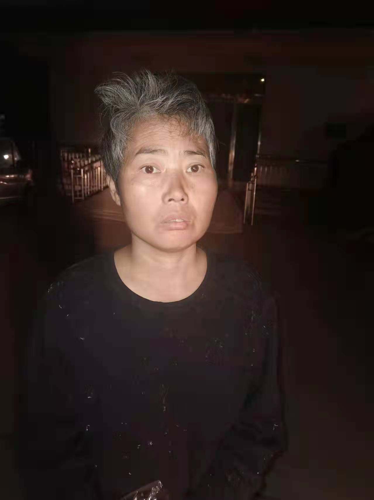 走失者照片 周口寻亲：中年女子被救助，穿银黑色...