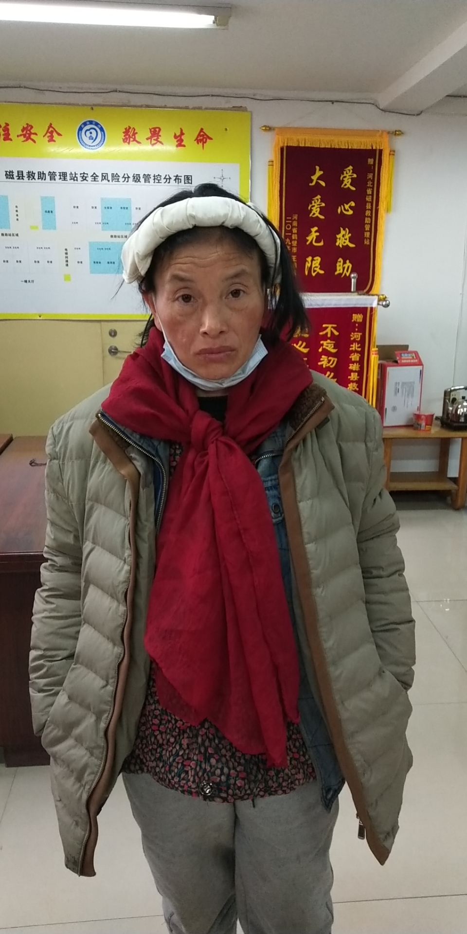 走失者照片 邯郸寻亲：中年女子被救助，戴红色围...