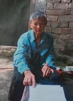 走失者照片 武汉急寻：八旬老太走失，穿红蓝碎花...