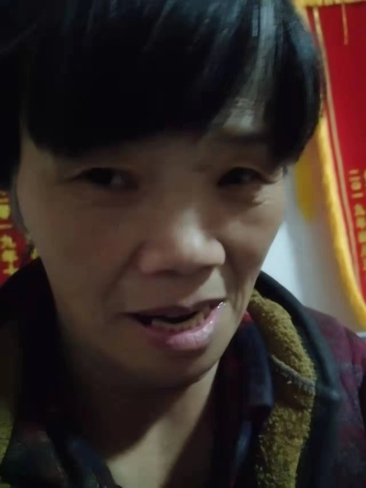走失者照片 周口寻亲：中年女子被救助，穿红色连...