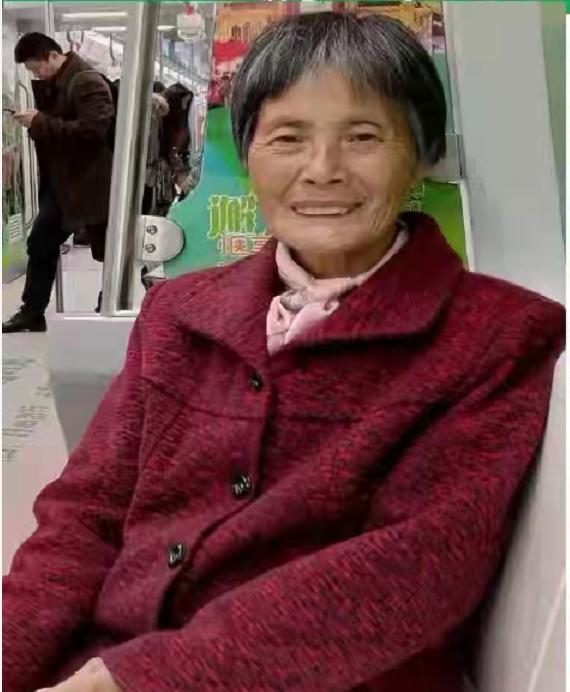 走失者照片 福州急寻：六旬老太走失多日，穿暗红...