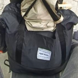 走失者照片 一个黑色旅行包