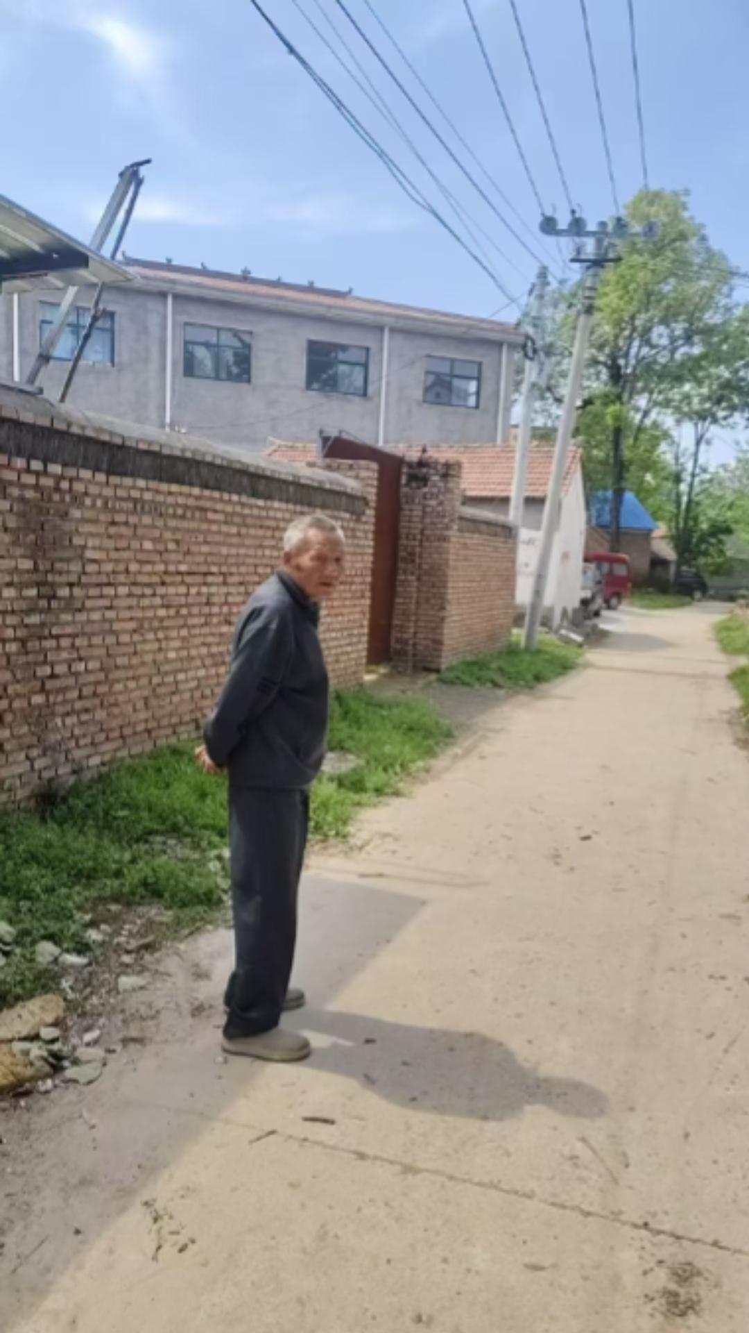 走失者照片 周口市寻人：八旬老人走失，穿灰色运...