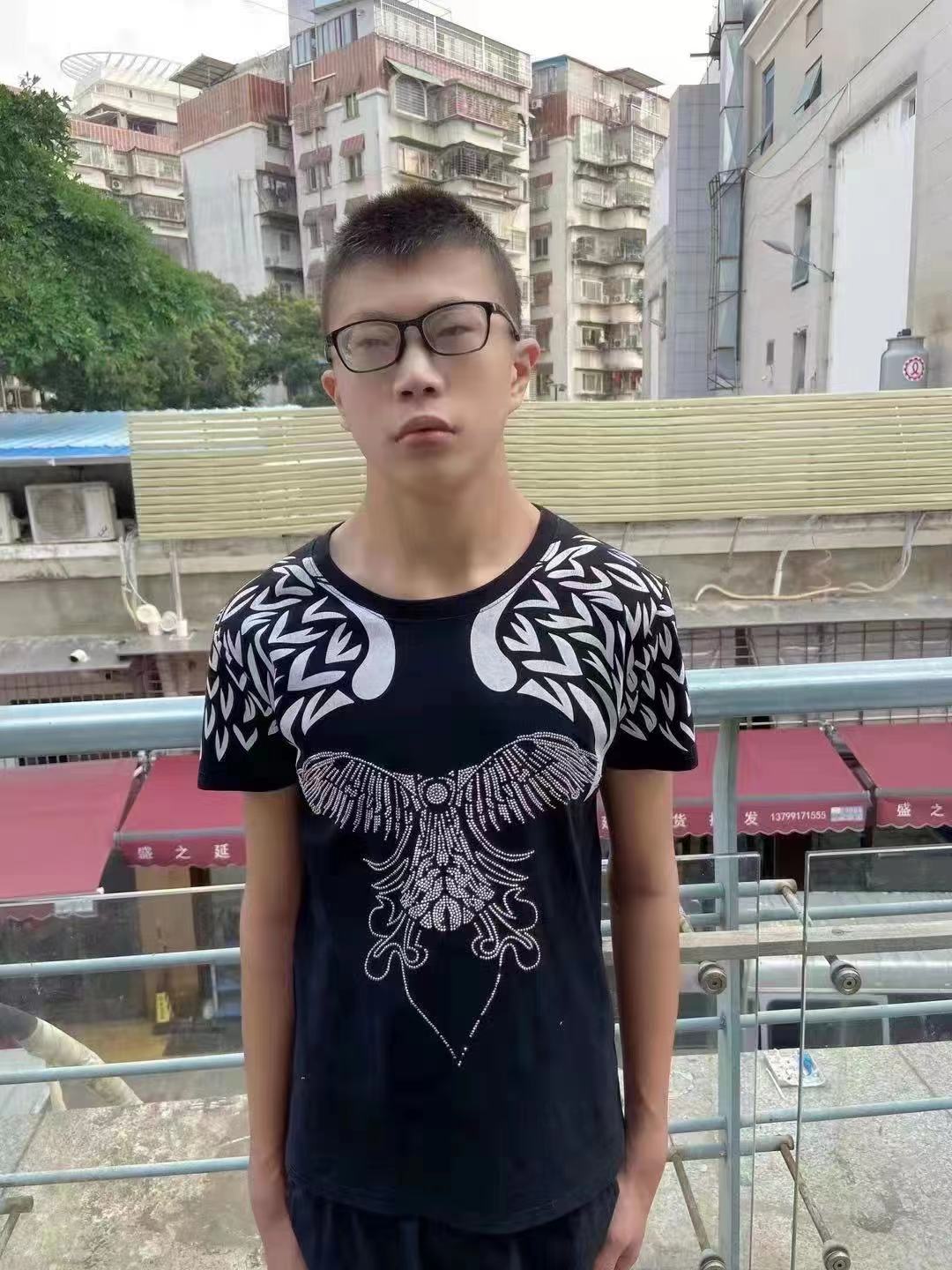 走失者照片 厦门急寻：16岁男孩失联，穿灰红色...