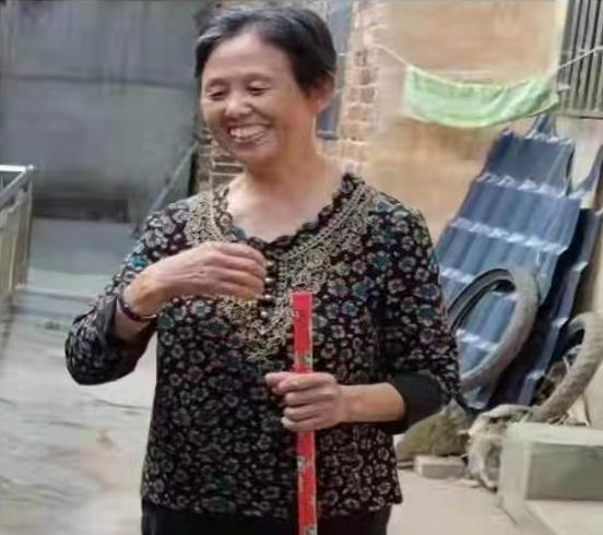走失者照片 郴州急寻：六旬老太走失，穿红色格子...