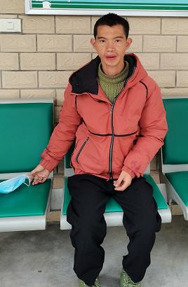 走失者照片 黔南州寻亲：青年男子被救助，穿蓝色...