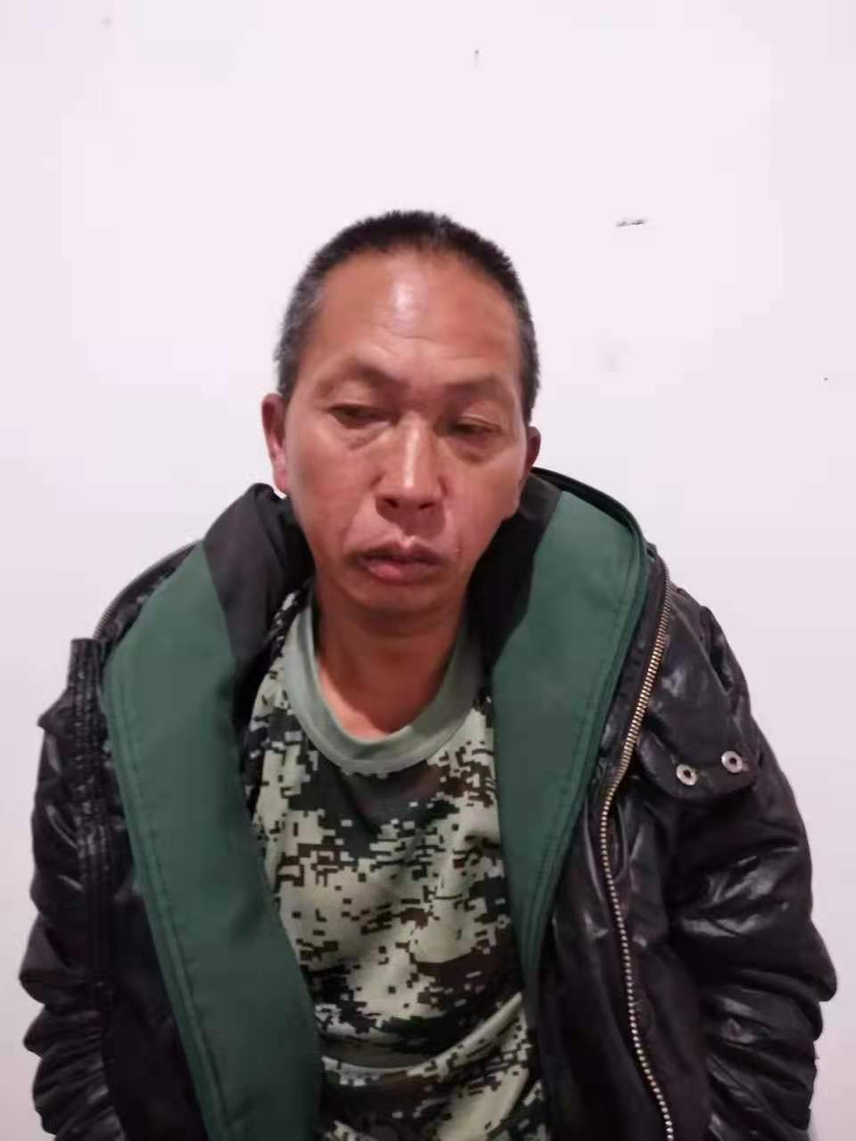 走失者照片 帮他回家！昆明中年男子被救助，穿棕...