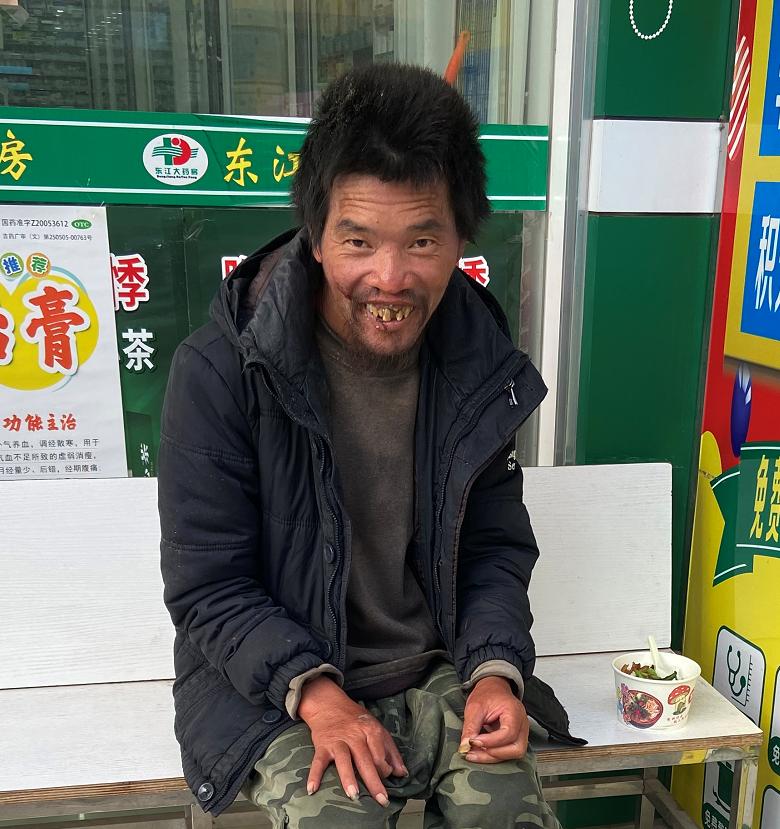 走失者照片 梧州寻亲：青年男子被救助，穿黑色衣...