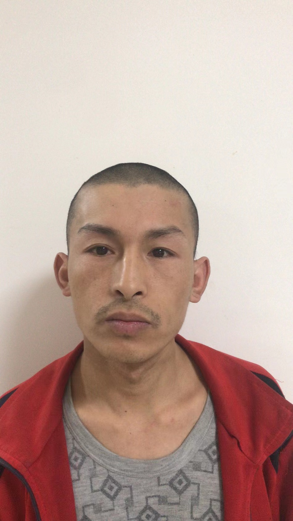 走失者照片 佳木斯寻亲：青年男子被救助，穿黑色...