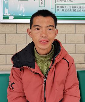 走失者照片 黔南州寻亲：青年男子被救助，穿蓝色...