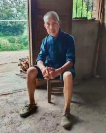 走失者照片 赣州市寻人：八旬老人走失，穿深蓝色...