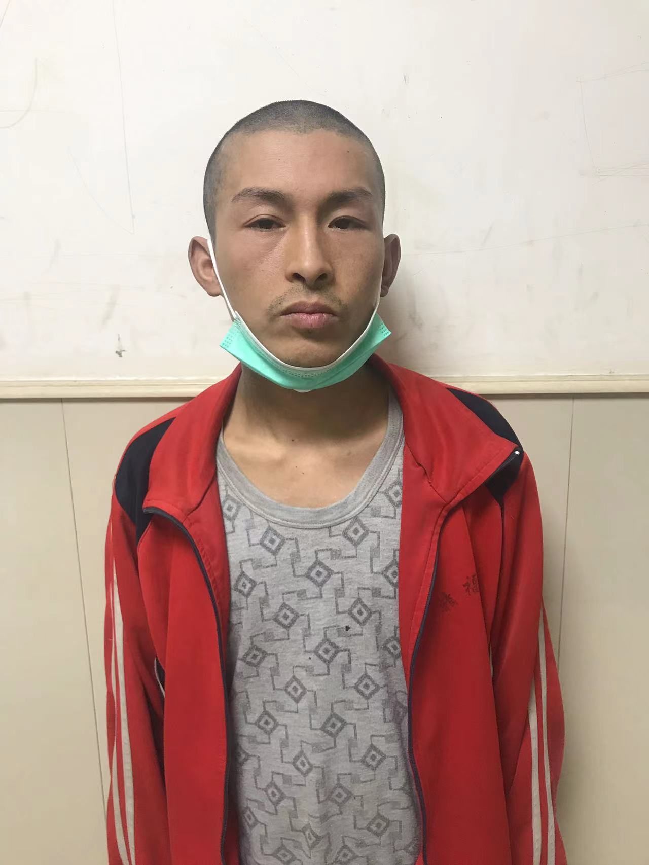 走失者照片 佳木斯寻亲：青年男子被救助，穿黑色...