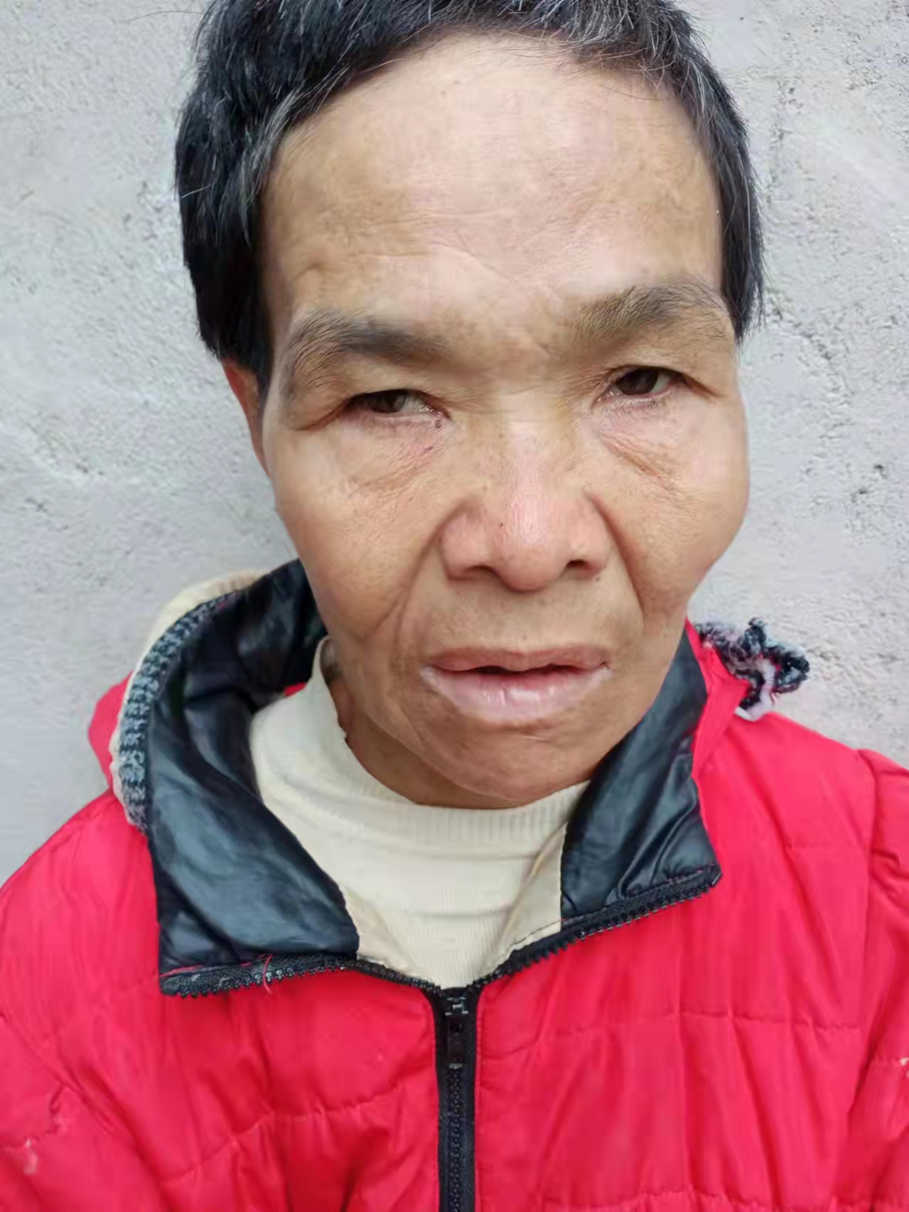 走失者照片 帮她回家！永州六旬老太被救助，戴红...