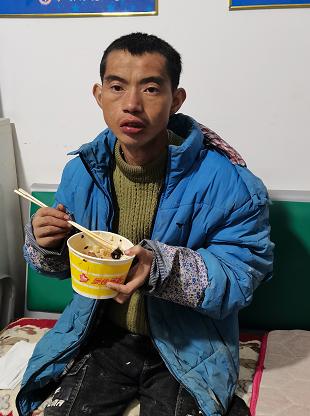 走失者照片 黔南州寻亲：青年男子被救助，穿蓝色...