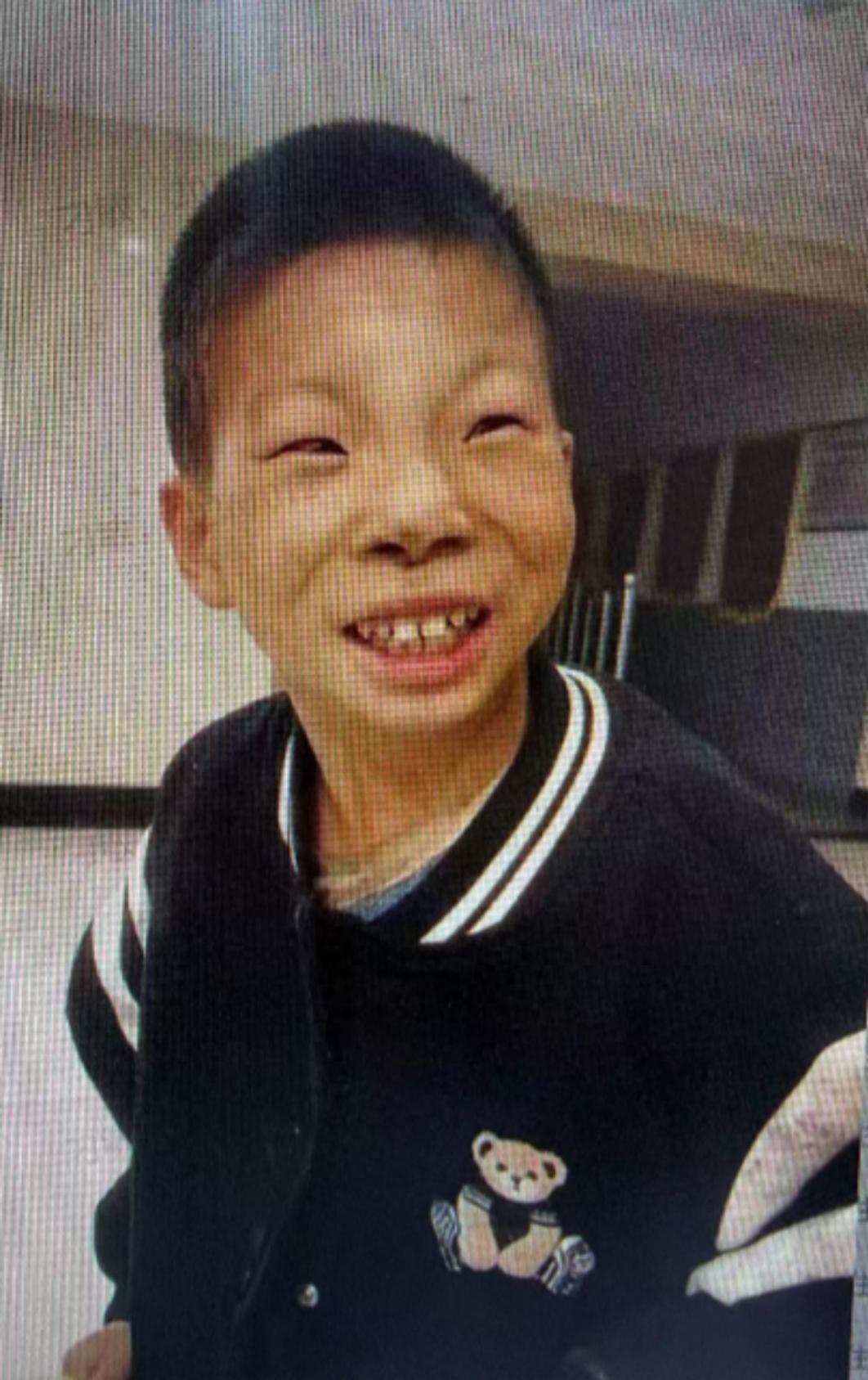 走失者照片 西安市寻亲：6岁男孩被救助，穿黑色...