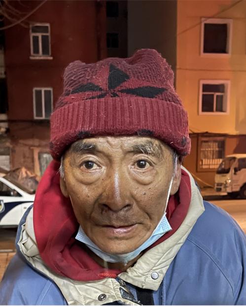 走失者照片 哈尔滨寻亲：六旬老人被救助，戴红色...