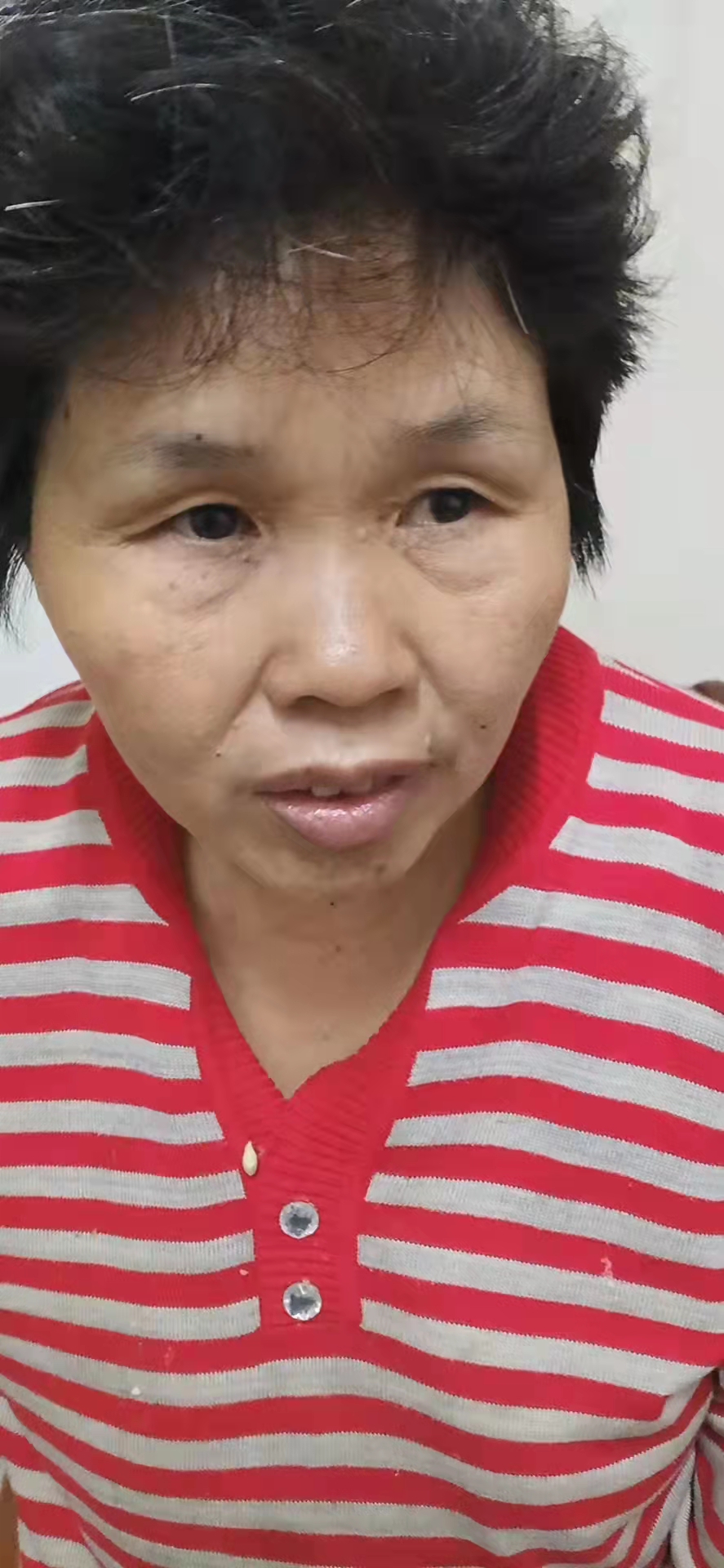 走失者照片 寻亲：五旬女子在玉林被救助，穿红色...