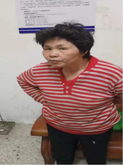 走失者照片 寻亲：五旬女子在玉林被救助，穿红色...
