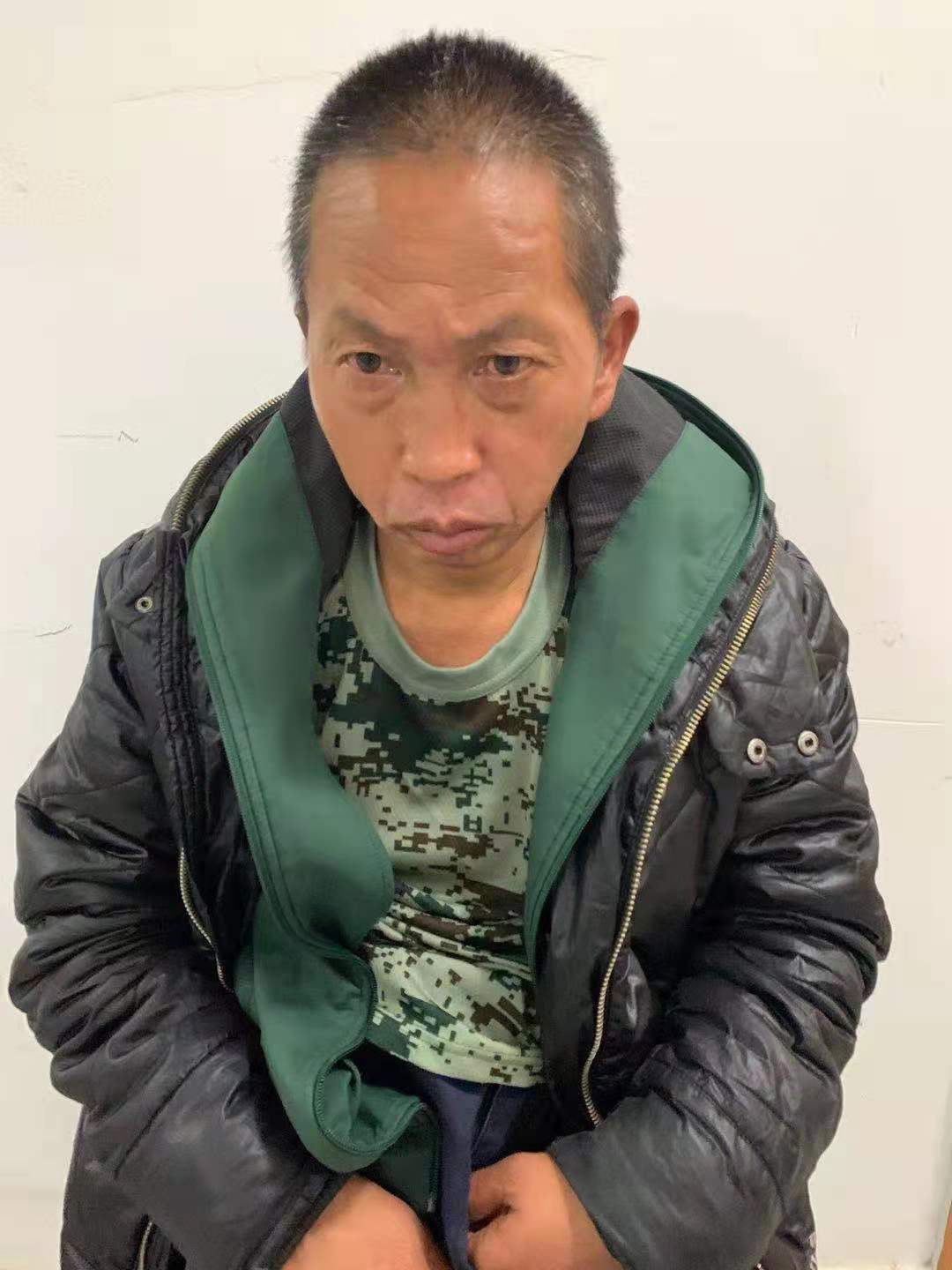 走失者照片 帮他回家！昆明中年男子被救助，穿棕...