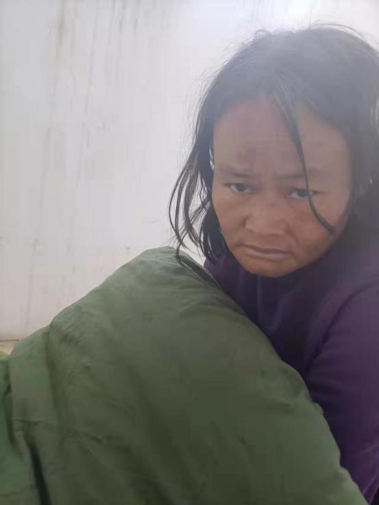走失者照片 泉州寻亲：青年女子被救助，穿黑白条...