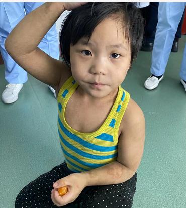 走失者照片 佳木斯寻亲：5岁女童被救助，穿橘黄...