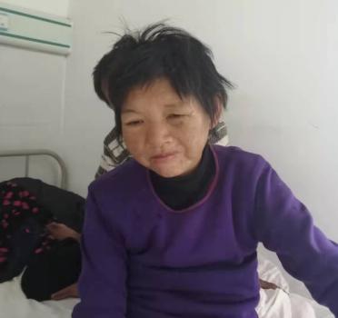 走失者照片 上饶寻亲：五旬女子被救助，穿蓝色毛...