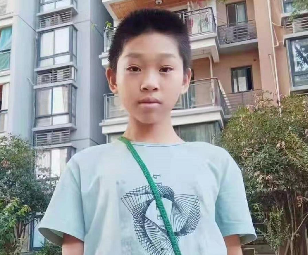 走失者照片 广州急寻：13岁男孩失联多日，穿白...