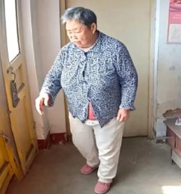 走失者照片 济宁市寻人：七旬老太走失，穿蓝白相...