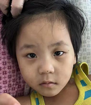 走失者照片 佳木斯寻亲:5岁女童被救助,穿橘黄...