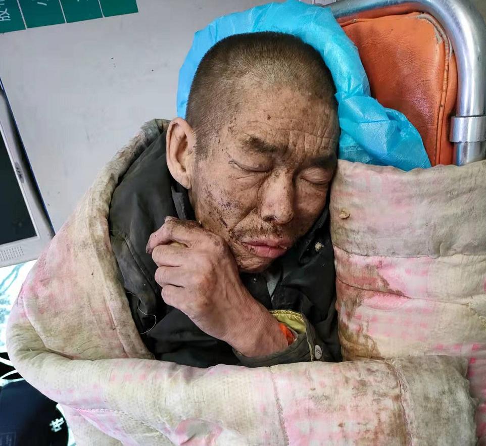 走失者照片 大连寻亲：六旬老人被救助，穿黑色棉...