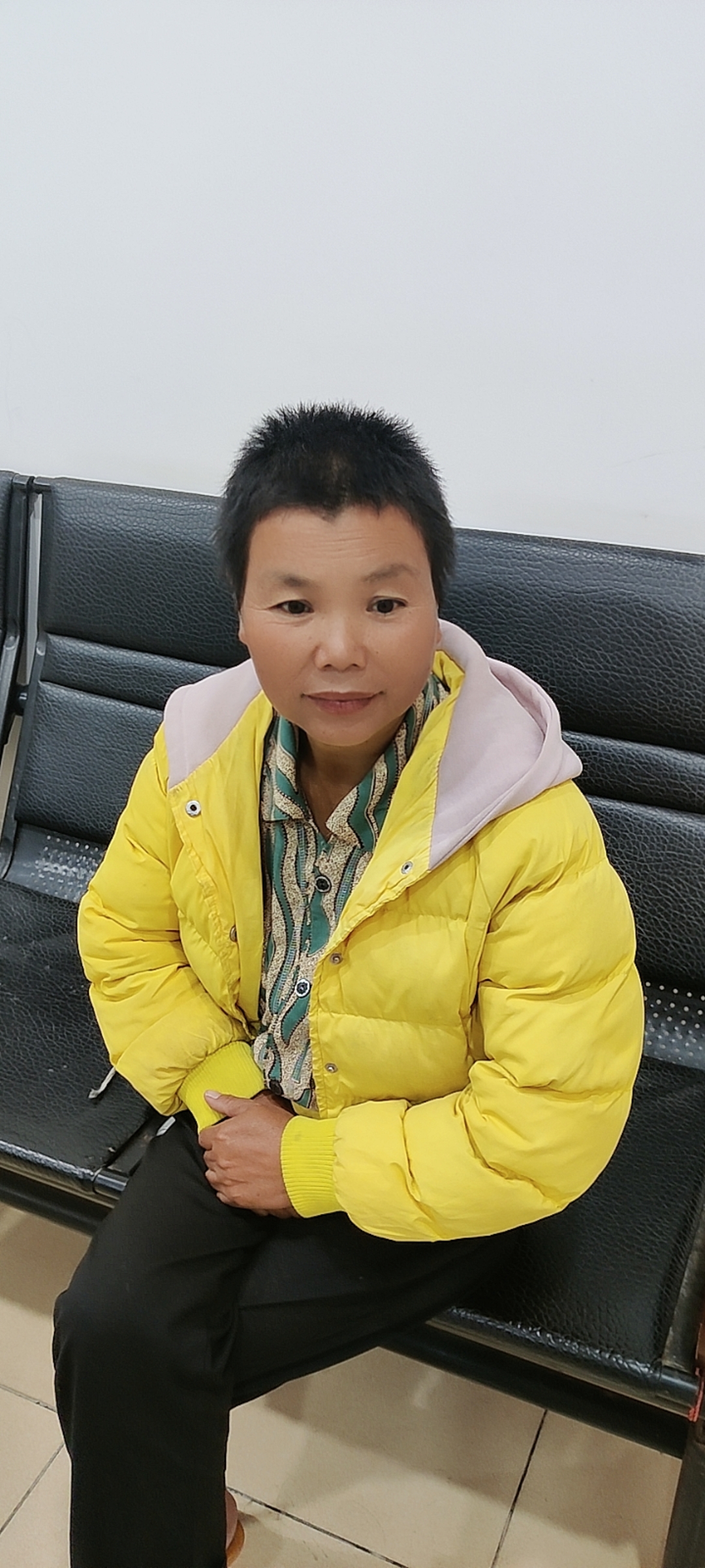 走失者照片 寻亲：五旬女子在贵港被救助，穿黄色...