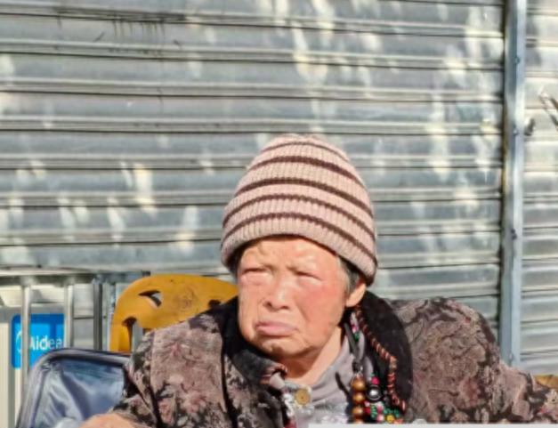 走失者照片 德阳市寻人：九旬老太走失，拄拐，拿...