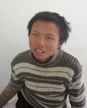 走失者照片 上饶寻亲：青年男子被救助，穿灰白条...