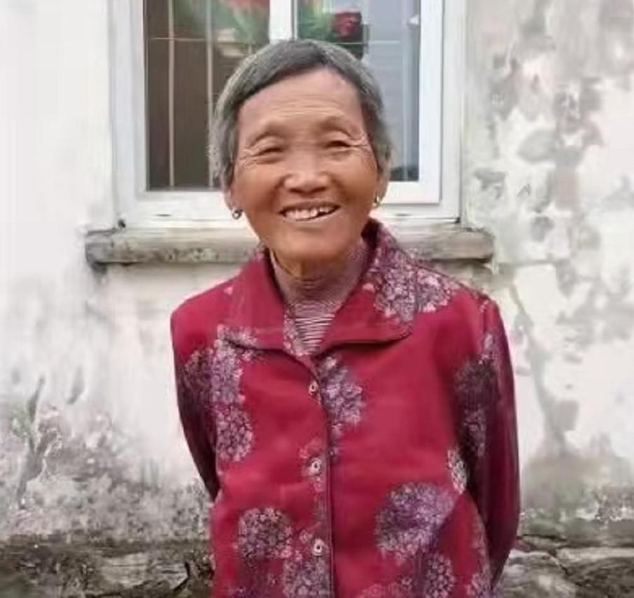 走失者照片 芜湖急寻：七旬老太走失，穿灰色男士...